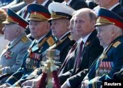 Vladimir Putin, înconjurat de veterani de război la Ziua Victoriei din 2016.