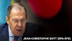 Szergej Lavrov orosz külügyminiszter sajtótájékoztatót tart Genfben 2022. január 21-én