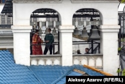 Звонница храма Христа Спасителя расположена отдельно от храма на высоте двухэтажного дома. Алматы, 30 апреля 2019 года.