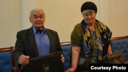 Ерлі-зайыпты зейнеткерлер Владимир және Валентина Тарасовтар ішкі істер министрі Қалмұханбет Қасымовпен кездесуден соң. Өскемен, 13 желтоқсан 2016 жыл. 