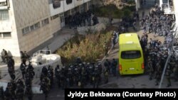 Сотрудники милиции во дворе мэрии Оша, 6 декабря. Фото независимой журналистки из Оша Жылдыз Бекбаевой 
