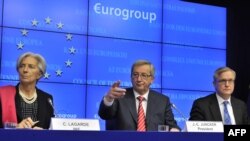 Christine Lagarde, directoarea FMI, premierul Luxemburgului și președinte al Eurogrupului, Jean-Claude Juncker și comisarul european Olli Rehn la o conferință de presă la Bruxelles