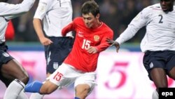 Sol Campbell și atacanții ruși la Euro 2008 într-un meci de calificare la Moscova