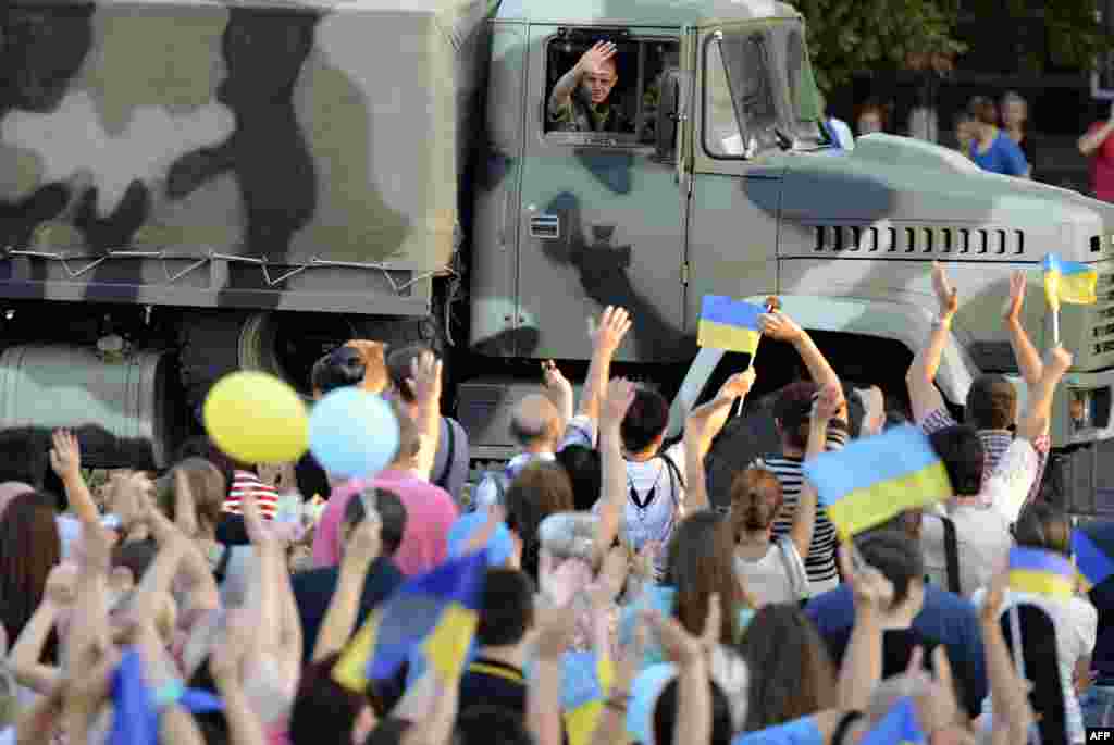 Мешканці Маріуполя вітають українські війська, 4 вересня 2014 року
