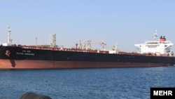 Ирандын Харк аралындагы мунай танкери. Сүрөт иллюстрация үчүн колдонулду. Жаңылыкка тиешеси жок 