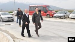 Премиерот Никола Груевски во посета на индустриската зона Жабени со градоначалникот на Битола и кандидат за уште еден мандат Владимир Талески.