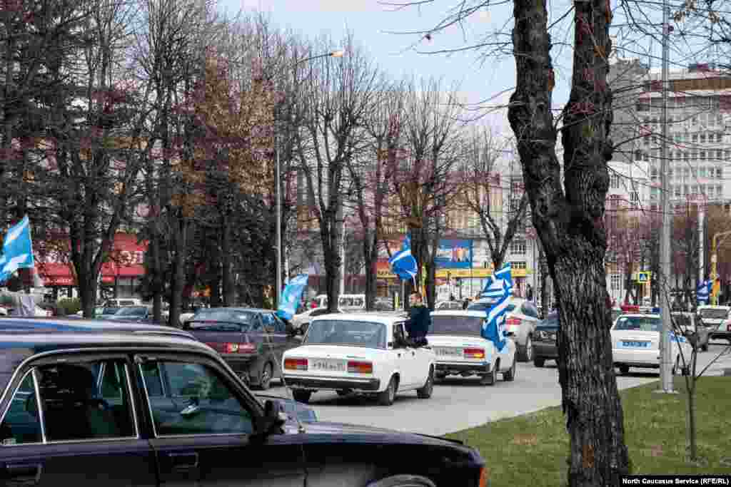 Автомобили с приподнятыми балкарскими флагами проехались по улицам Нальчика