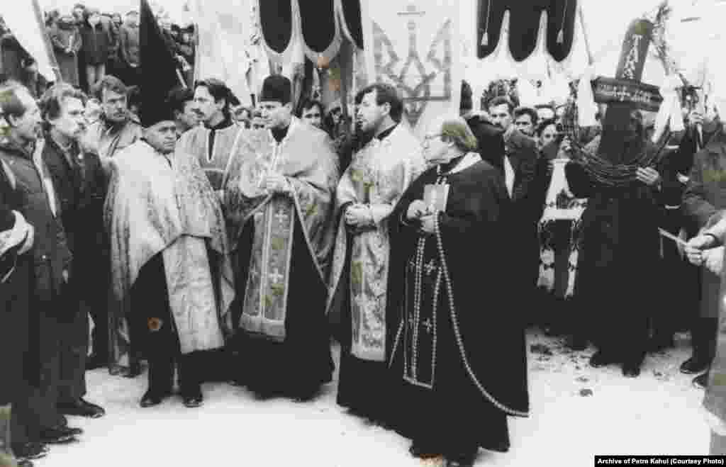 Радянські закони були такими, що не дозволяли забирати тіла в’язнів до завершення їхнього терміну ув’язнення. Тож певний час Олекса Тихий був похований у Пермі на кладовищі «Северноє», а Юрій Литвин і Василь Стус поблизу Кучина, у селі Борисові, під стовпчиками з номерами 7 і 9. Окрім того, ексгумацію забороняли проводити й через нібито загрозу погіршення санітарно-епідемічної ситуації, але вивезення тіл Стуса, Литвина і Тихого на батьківщину таки вдалося домогтися