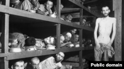 Бухенвальд концлагеріндегі жұмысшы еврейлер. Германия, 16 сәуір 1945 жыл. (Көрнекі сурет)