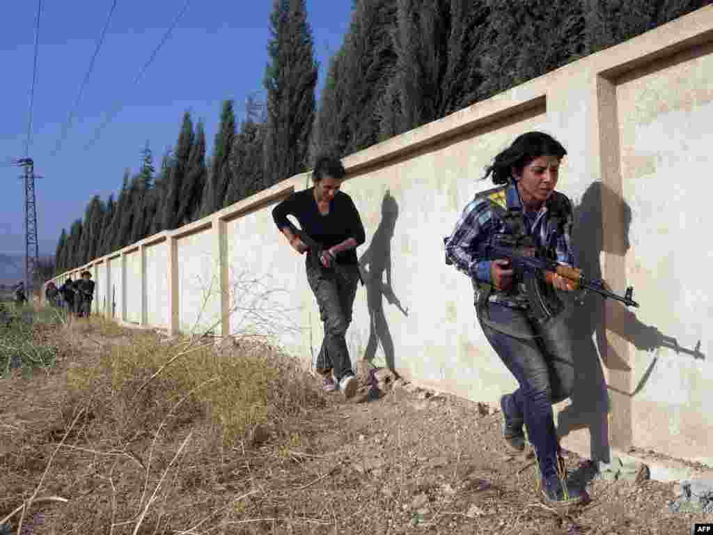 Сирія &ndash; Загін самооборони молодих курдських жінок під час навчального тренування, село Ель-Камишли на півночі Сирії, 28 серпня 2013 року 