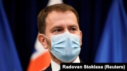 Прем'єр-міністр Словаччини Ігор Матович у захисній масці, 21 березня 2020 року