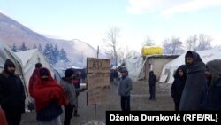Мигранти во кампот Вучјак.
