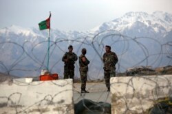 Воякі Афганської національної армії на КПП поблизу бази в Баграмі на північ від Кабулу. 8 квітня 2020 року