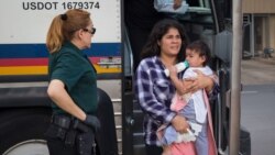 Imigrantkinja nosi dijete, Teksas, juni 2018.