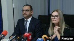 Country Manager of the World Bank for Armenia Sylvie Bossoutrot (R) and Acting Armenian Minister of Economic Development and Investment Tigran Khachatryan at a press conference in Yerevan, 31Oct2018