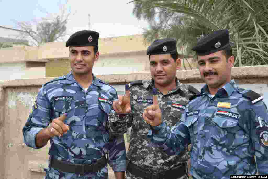 Policemen vote at provincial elections in Basra.