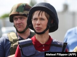 Then-Estonian President Kersti Kaljulaid visits the Mayorsk checkpoint in the Donetsk region of Ukraine on May 24, 2018.