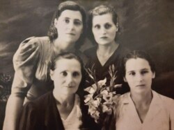 Ганна Савонава са сваімі сёстрамі