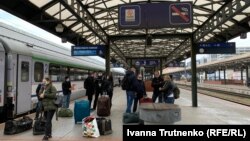 Украиналиклар Прага вокзалида поездга ўтирмоқда. 2020, 19 март.