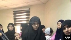 Таджикские женщины в ожидании приговора суда в Багдаде