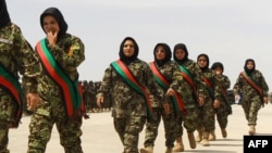 تعدادی از زنان و دخترانی که در صفوف نیروهای اردوی پیشین افغانستان کارمیکردند
