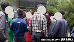 Nagt ýetmezçiligi: Tejenliler kartdaky puly nagtlaşdyrmagyň täze usulyny oýlap tapdylar. Marylylar boş bankomatlaryň öňünde garaşýarlar