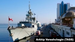 Kanada Arbiy Deñiz Quvetleriniñ Toronto fregatı Odessa limanında, 2019 senesi, aprel 1
