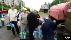 Жители города Краматорск стоят в очереди за водой. 25 июня 2014 года.