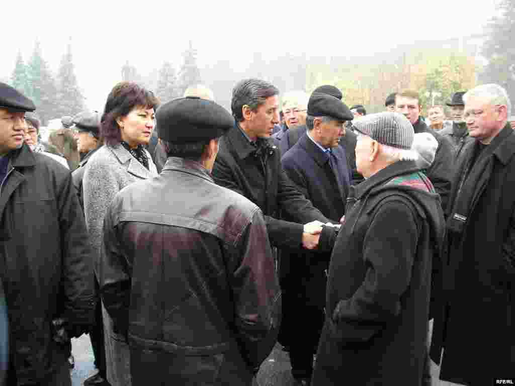 Лидеры оппозиции на похоронах Заманбека Нуркадилова.