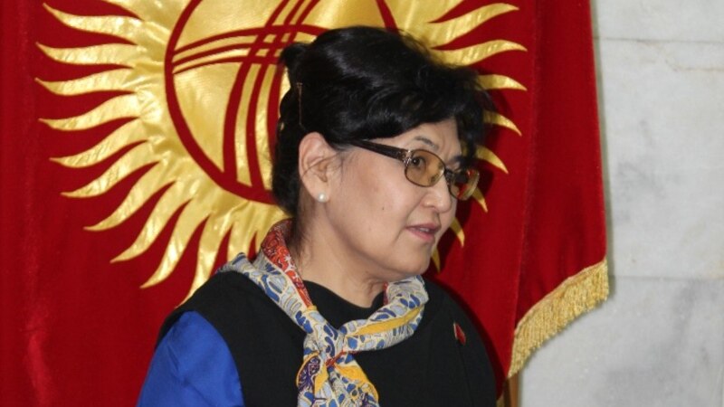 Депутат Гульнара-Клара Самат принесла присягу в парламенте