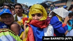 مخالفان مادورو با پرچم ونزوئلا؛ کاراکاس ۱۳ بهمن