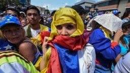 مخالفان مادورو با پرچم ونزوئلا؛ کاراکاس ۱۳ بهمن