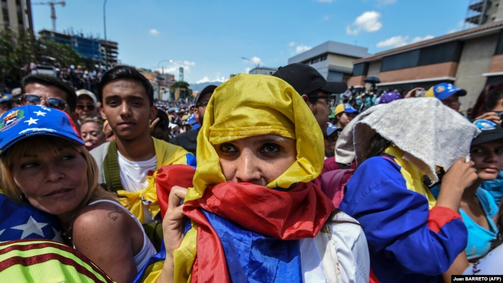 Участники одной из антиправительственных манифестаций в Каракасе