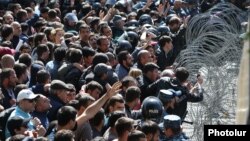 Armenia - Opposition supporters clash with riot police near the parliament building in Yerevan, 16 April 2018.