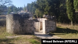 Fašističko znakovlje na ulazu u Partizansko spomen-groblje u Mostaru