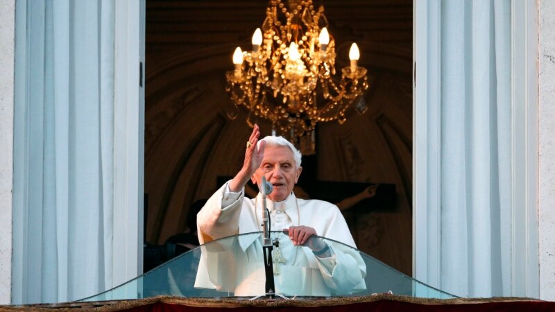 Vdiq ish-kreu i Kishës Katolike, Papa Benedikti XVI