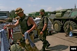 Militari ucraineni la o barieră lângă Slaviansk.