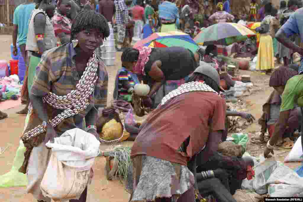 بازار روز. قبایل بومی جنوب اتیوپی کالاهای خود را در بازار مبادله می کنند