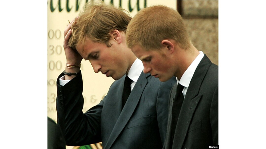 Prințul William și Prințul Harry la funeraliile mamei lor, prințesa Diana