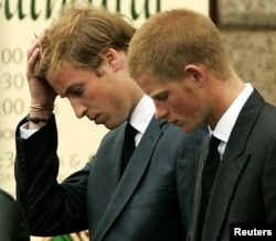 Prințul William și Prințul Harry la funeraliile mamei lor, prințesa Diana