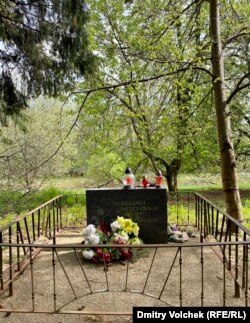 Символическое надгробие на месте, гле находилась судетская деревня Бергштадт-Лаутербах