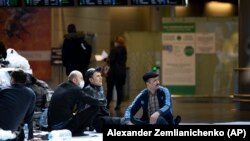 Таджикские мигранты ждут самолета домой в международном аэропорту Внуково в Москве, Россия. 24 марта 2020 года.
