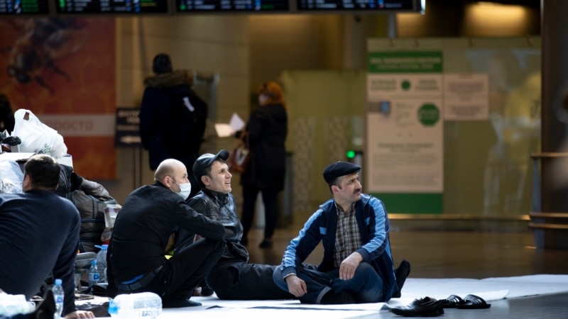 Более 200 таджикских мигрантов застряли в московском аэропорту 