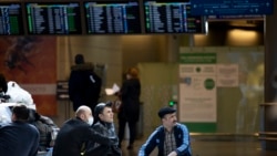 Застрявшие в московском аэропорту Внуково мигранты из Таджикистана. 24 марта 2020 года.