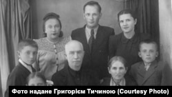 Родина Білих: Петро (знизу по центру), Віра (вгорі праворуч), Геннадій Тичина (знизу ліворуч), Микола (вгорі по центру)