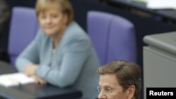 Ministrul de externe Guido Westerwelle și cancelarul Angela Merkel