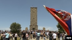 Серби збираються біля пам’ятника Ґазиместан у Косові 28 червня 2012 року