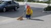 Уборку улиц в Ашхабаде осуществляют сотрудники предприятий, находящихся в ведении Министерства коммунального хозяйства Туркменистана. В основном улицы убирают женщины, в специальных жилетах и белых платках, защищающих лицо от пыли и солнца.&nbsp;&nbsp;