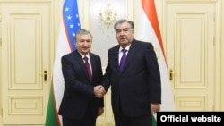 Президенты Узбекистана и Таджикистана Шавкат Мирзияев и Эмомали Рахмон. Архивное фото.