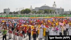 Участники выступают на параде в честь 26-й годовщины независимости Туркменистана, Ашхабад, 27 октября 2017 года.